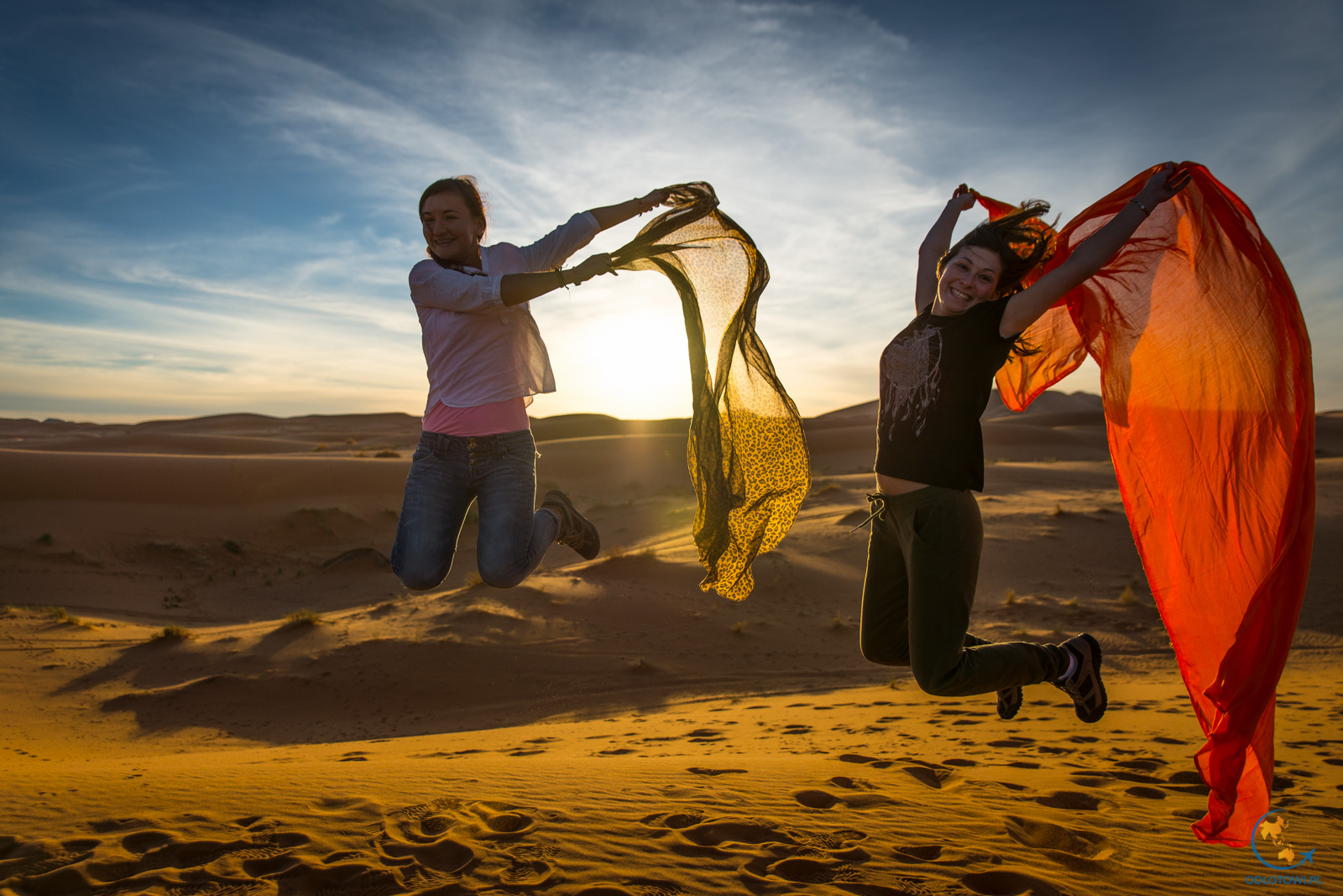 Magiczny zachód słońca na pustyni, Maroko